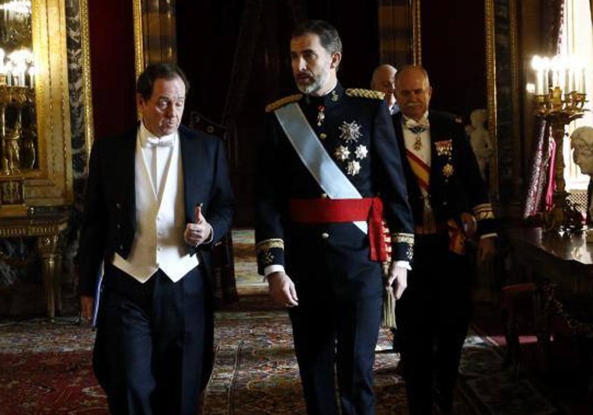 El jefe de la Casa del Rey saliente Jaime Alfonsín junto a Felipe VI