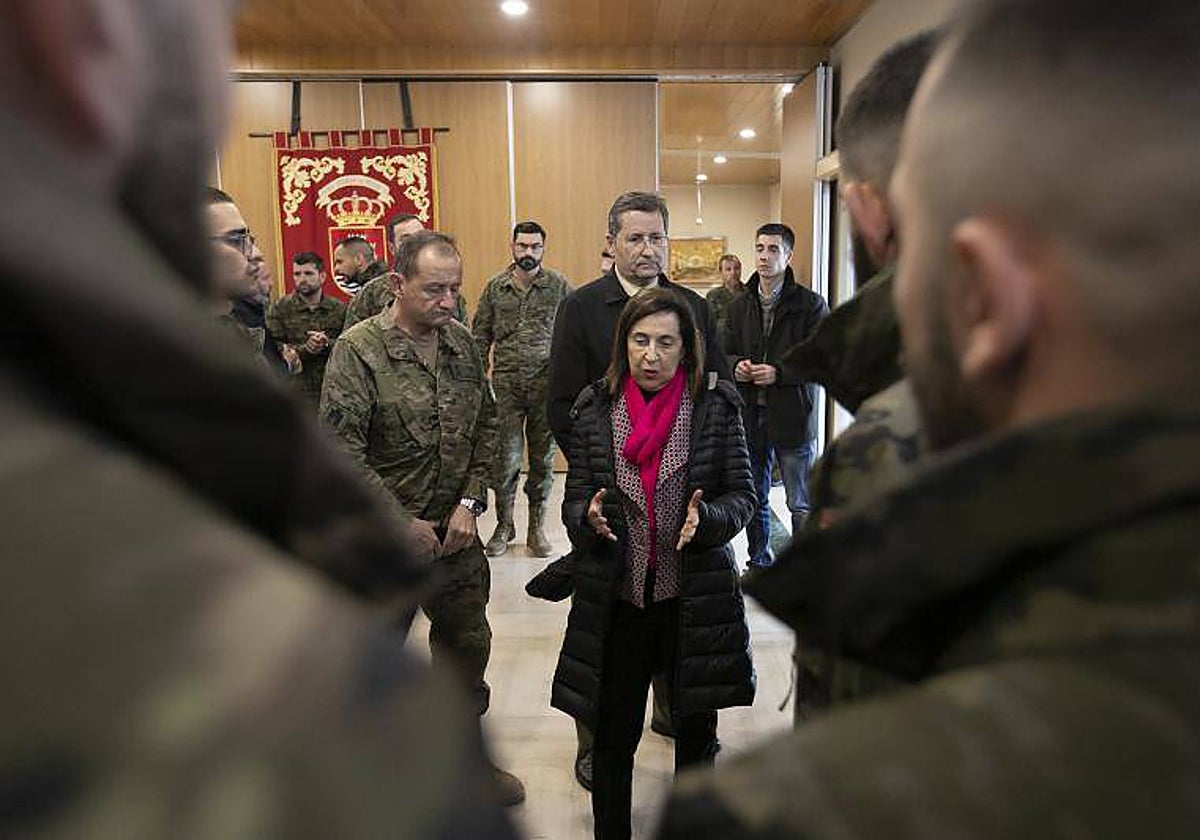 La ministra Robles durante la visita a Cerro Muriano tras la muerte de los dos miitares