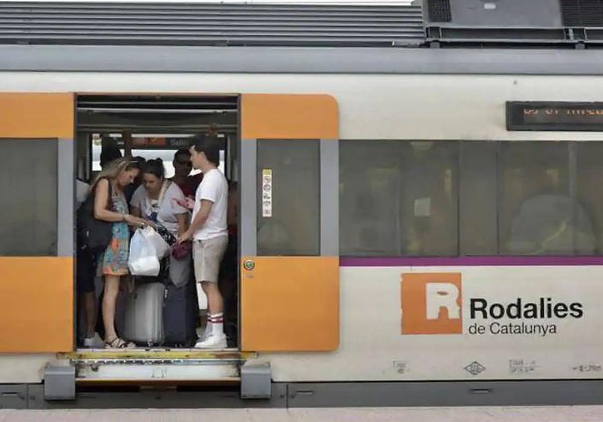 Un grupo de vándalos ralentiza dos líneas de Cercanías en Cataluña tirando piedras a los trenes y poniendo obstáculos en las vías
