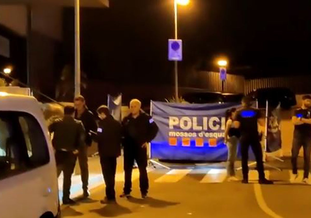 Investigadores de los Mossos, tras el doble crimen en Salou, el 3 de mayo de 2023