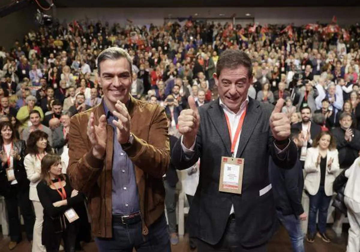 El presidente del Gobierno, Pedro Sánchez, acompañado por el candidato socialista a la presidencia de la Xunta de Galicia, José Ramón Gómez Besteiro