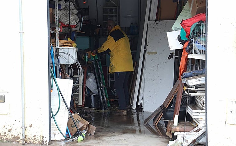 Imagen principal - Vecinos y bomberos trabajan en Viana de Cega tras el desbordamiento del río que obligó a desalojar diez viviendas