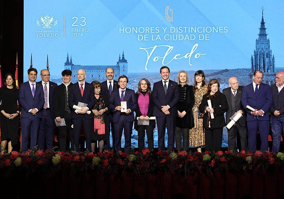 Carlos Velázquez con concejales del Ayuntamiento y  con todos los galardonados