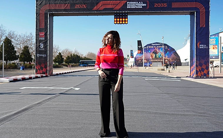 Imagen principal - La presidenta Díaz Ayuso, en la recta de salida (arriba). Abajo, izq, el CEO de Fórmula 1 y las autoridades en el Metro, camino de Ifema. Dcha, Dominicali con el alcalde Martínez-Almeida