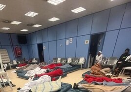 Interior choca con Cruz Roja por el caos en el aeropuerto de Barajas