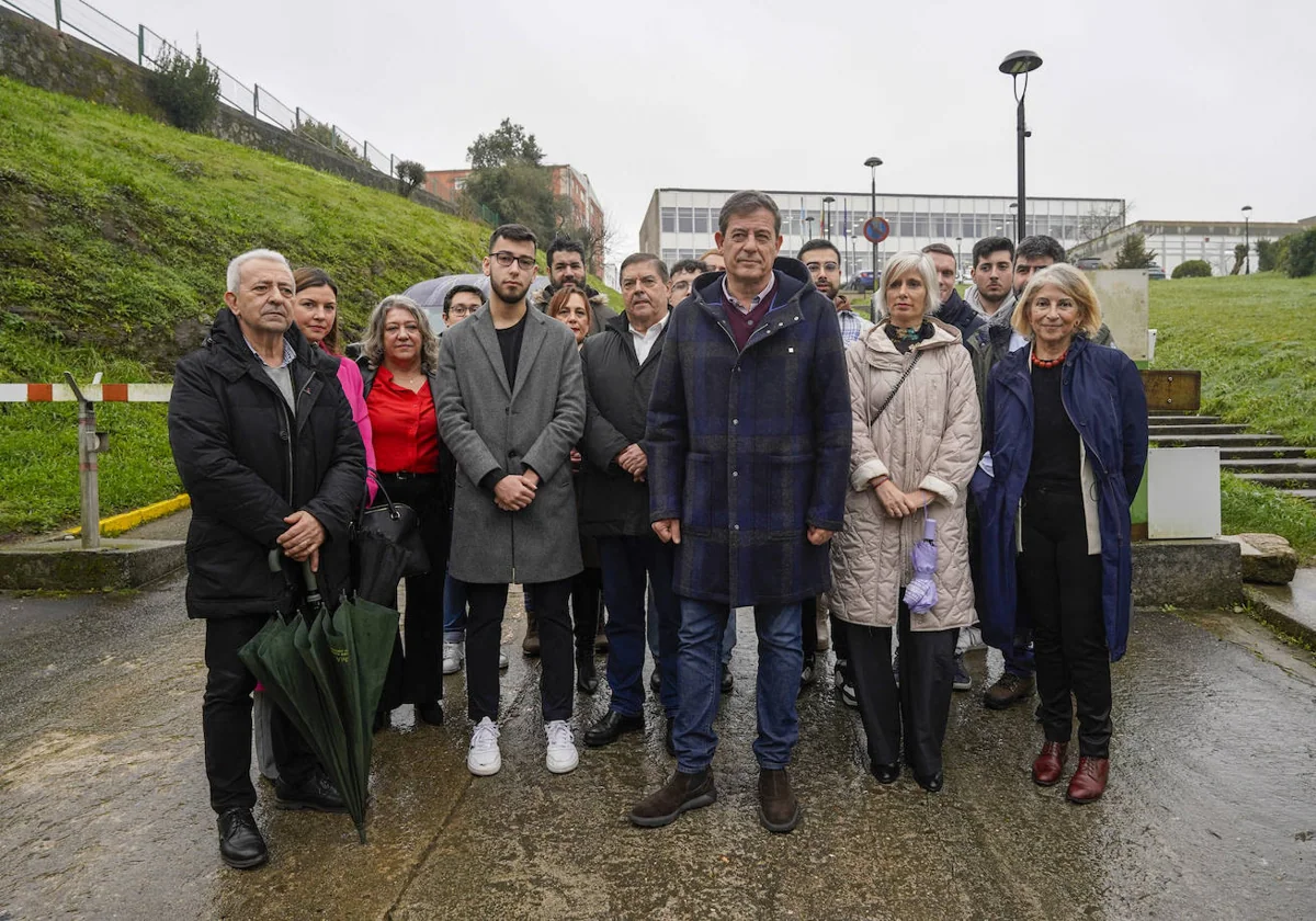 José Ramón Gómez Besteiro, en el centro, junto a alumnos y profesores del CIFP Politécnico de Santiago