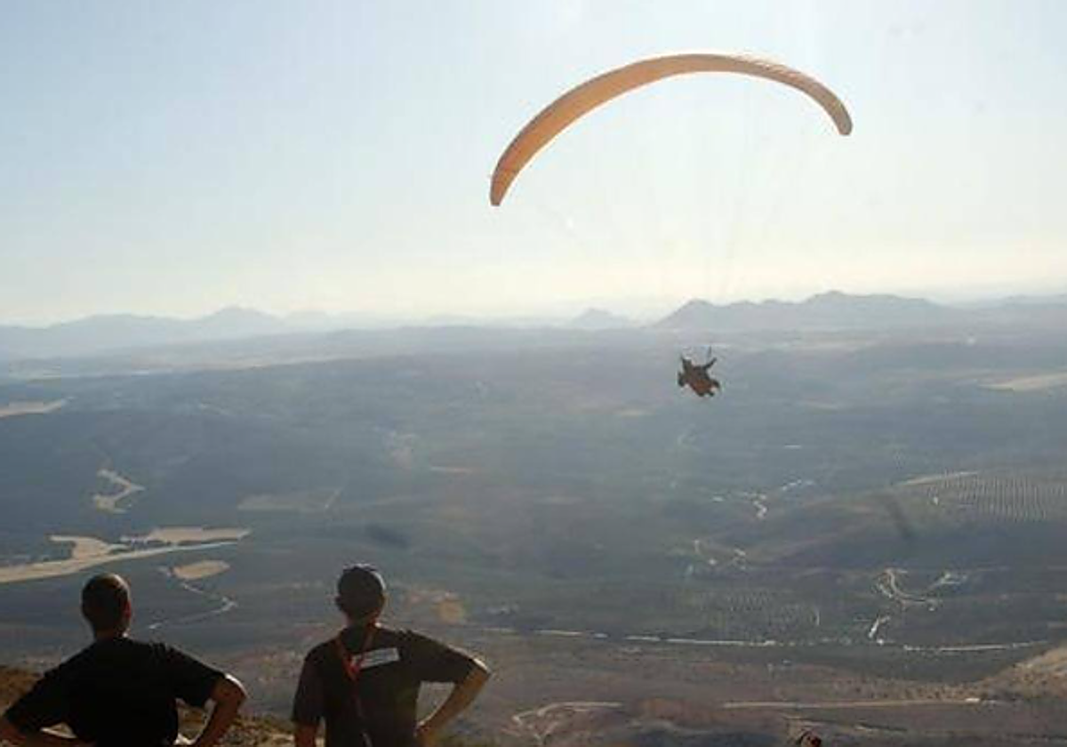 Imagen de archivo de unan persona practicando parapente