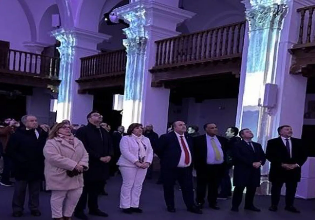 Los políticos, en la iglesia de 'San Miguel' durante la inauguración del espectáculo 'Luz de Cuenca'