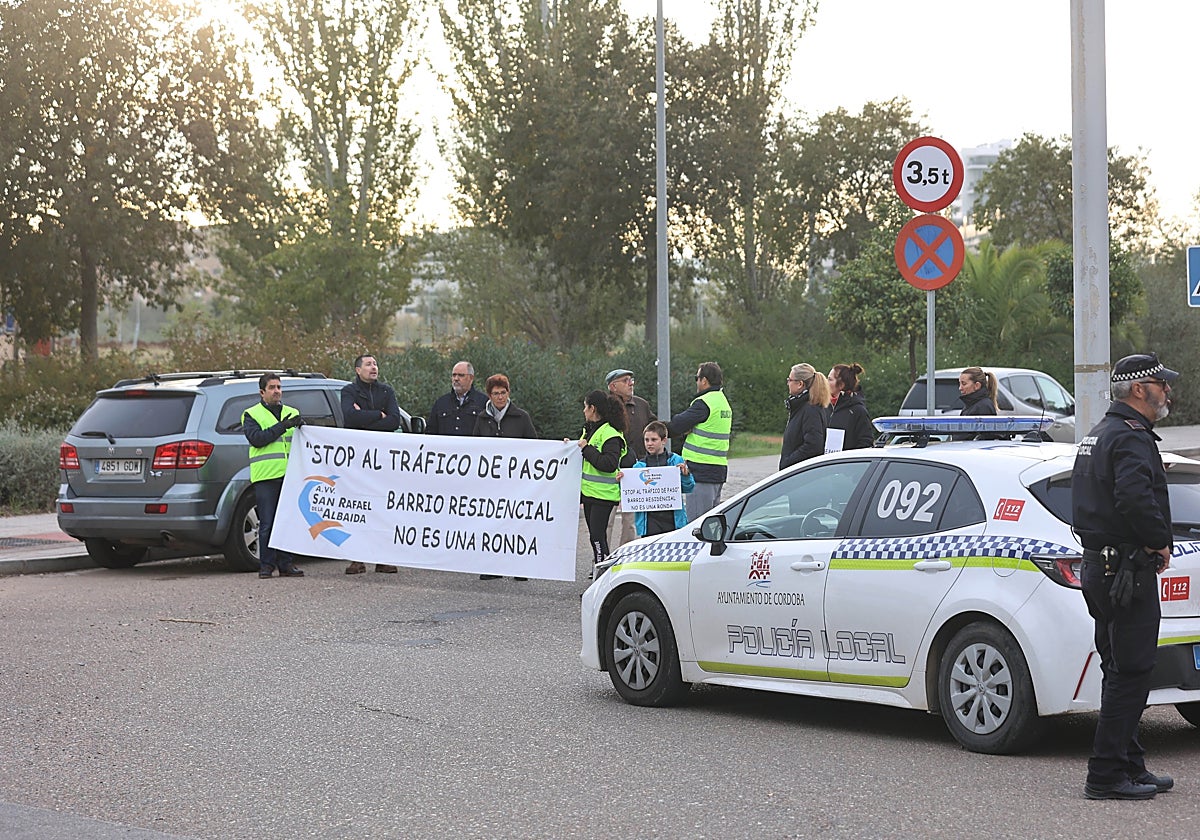 Un coche de la Policía Local en control del tráfico