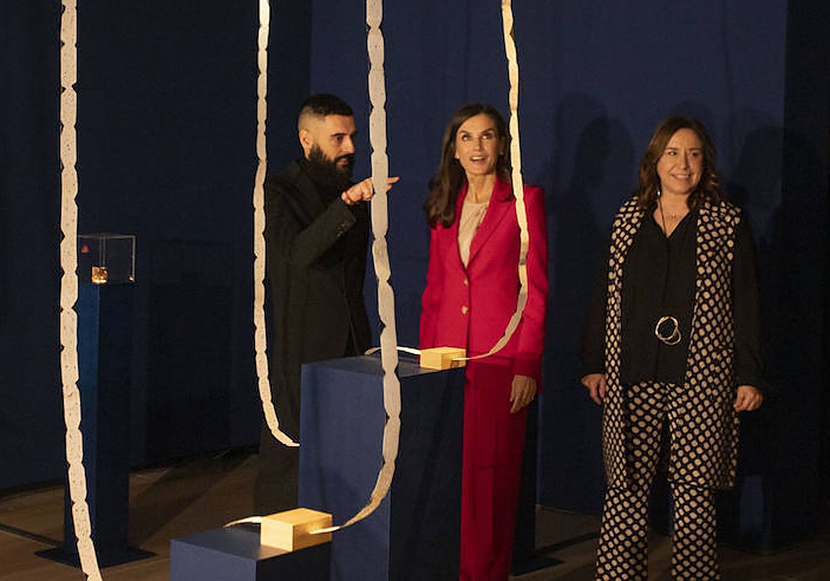La Reina Letizia, durante la exposición de Juan Zamora, en Lleida