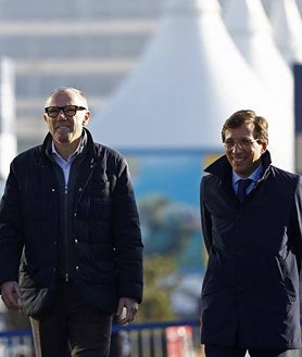 Imagen secundaria 2 - La presidenta Díaz Ayuso, en la recta de salida (arriba). Abajo, izq, el CEO de Fórmula 1 y las autoridades en el Metro, camino de Ifema. Dcha, Dominicali con el alcalde Martínez-Almeida