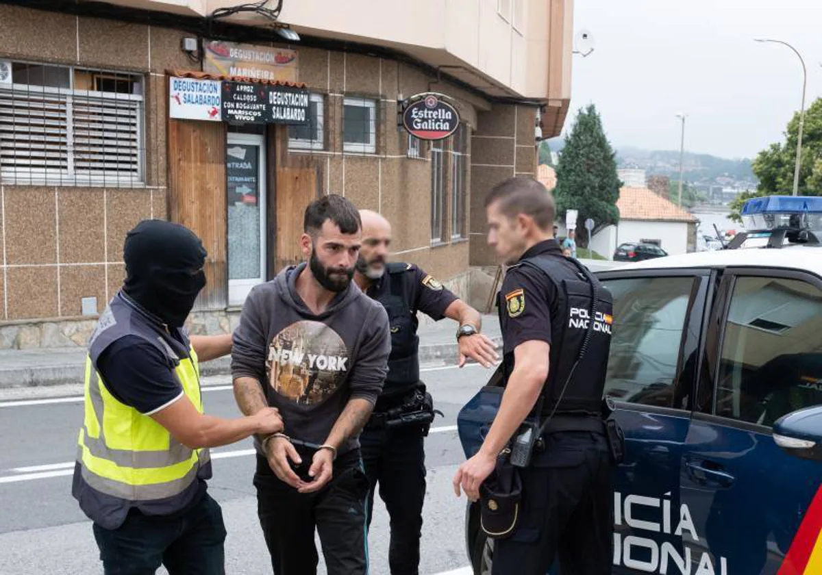 El primero de los detenidos por el alijo del Nuevo Furuno, el pasado mes de agosto, ante los juzgados de Corcubión (La Coruña)