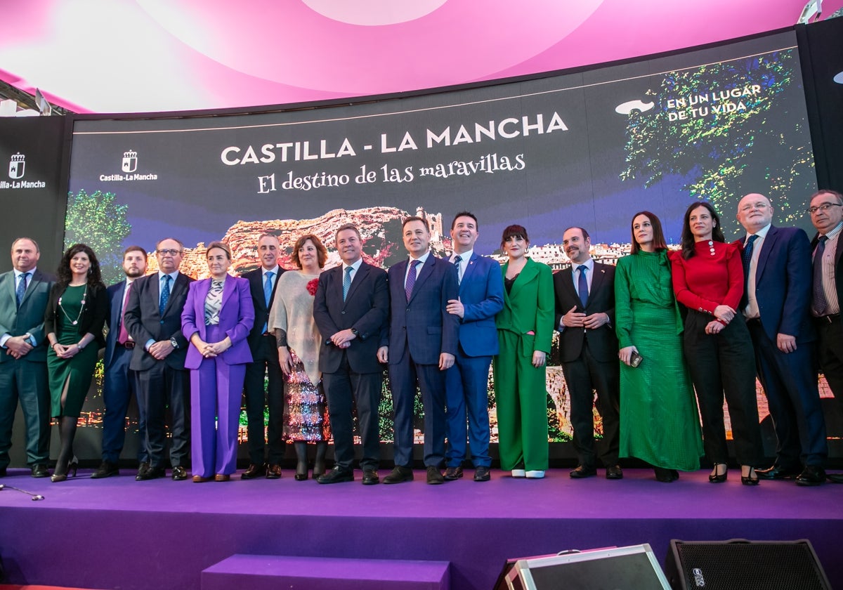 Foto de familia en Fitur con Page, Tolón y la cantante Rozalén, entre otros