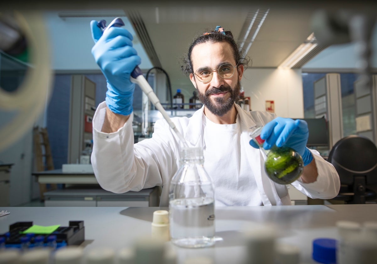 Daniel Carretero, en un laboratorio de la Fundación Medina, donde trabajó desde que finalizó la carrera