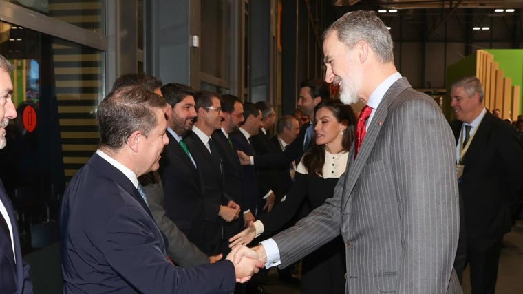 Page saluda a los Reyes Felipe y Leticia en la inauguración de Fitur