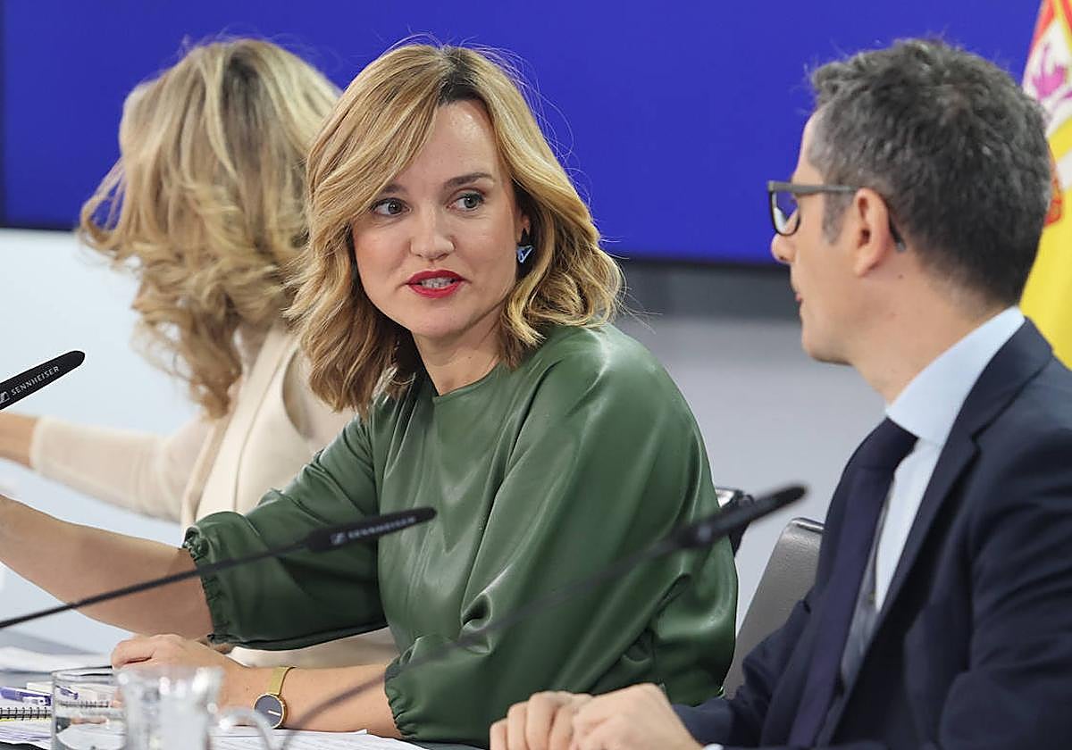 Pilar Alegría, portavoz del Gobierno, junto al ministro de Justicia, Félix Bolaños