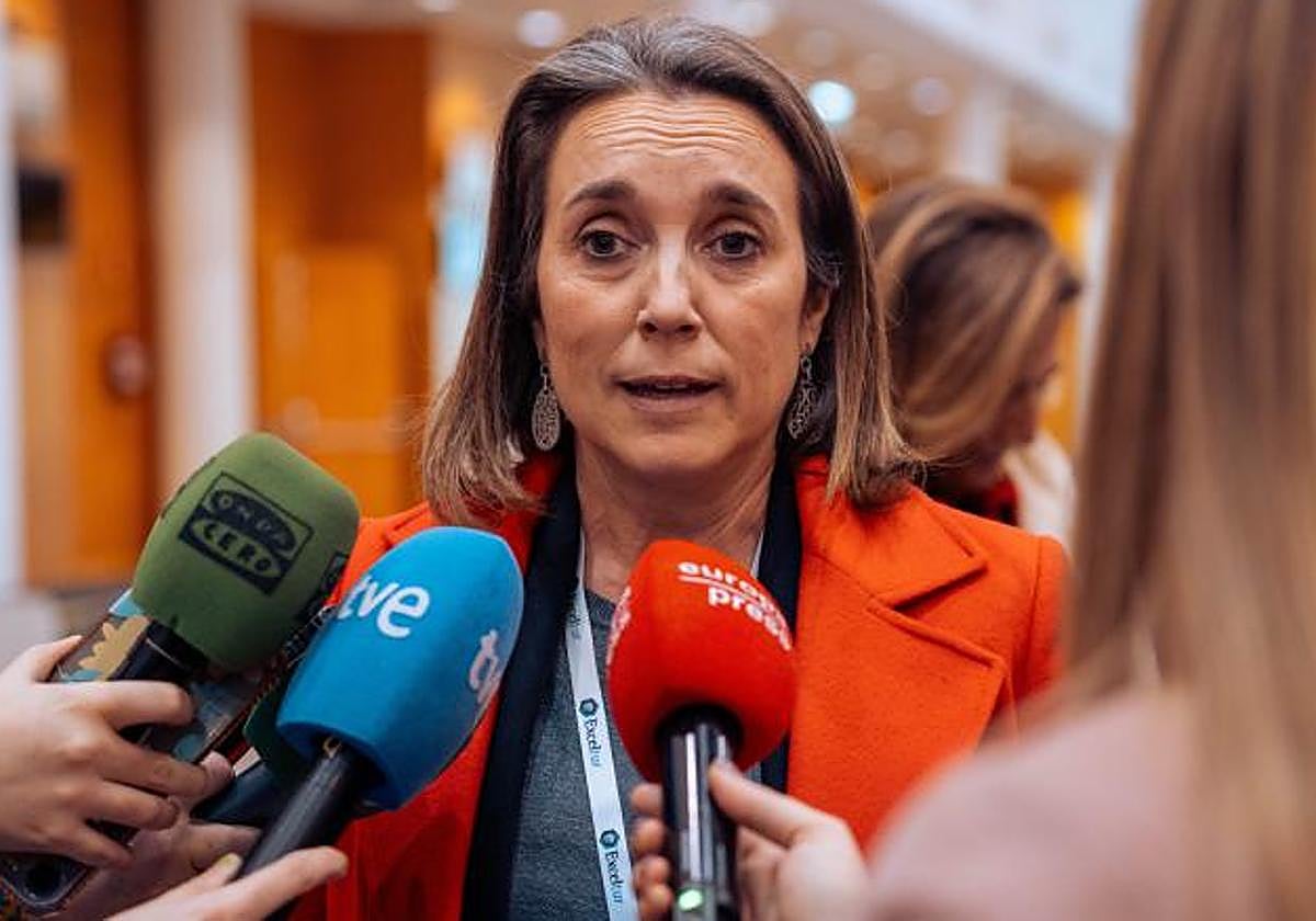 La secretaria general del PP, Cuca Gamarra, atiende a los medios de comunicación