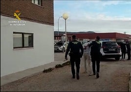 Detenidos dos jóvenes por atracar a punta de navaja «sólo a mujeres» en estancos y tiendas de Valencia