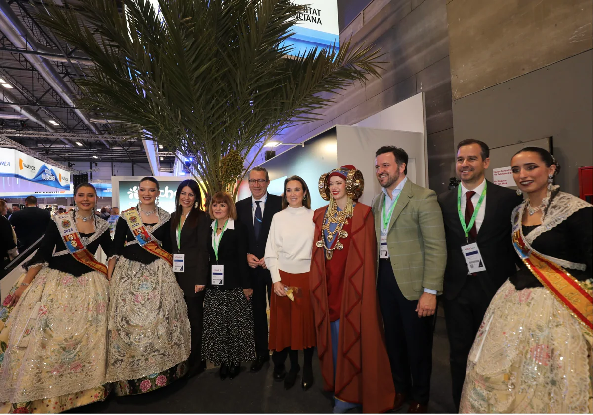 El presidente de la Diputación de Alicante, Toni Pérez, junto a la dirigente popular Cuca Gamarra, el alcalde de Elche, Pablo Ruz, y representantes de las fiestas en Fitur.