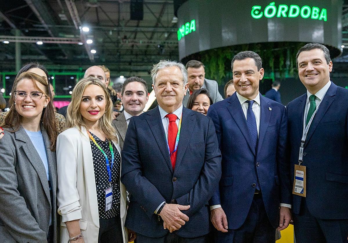 El presidente de la Junta, flanqueado por el alcalde y el presidente de Diputación, en el stand cordobés de Fitur
