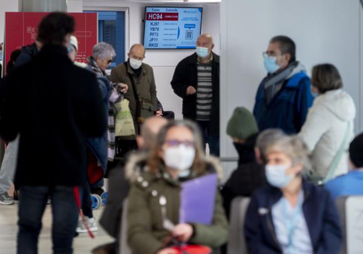 Varias personas con mascarilla en una sala del Hospital  Gregorio Marañón, en Madrid