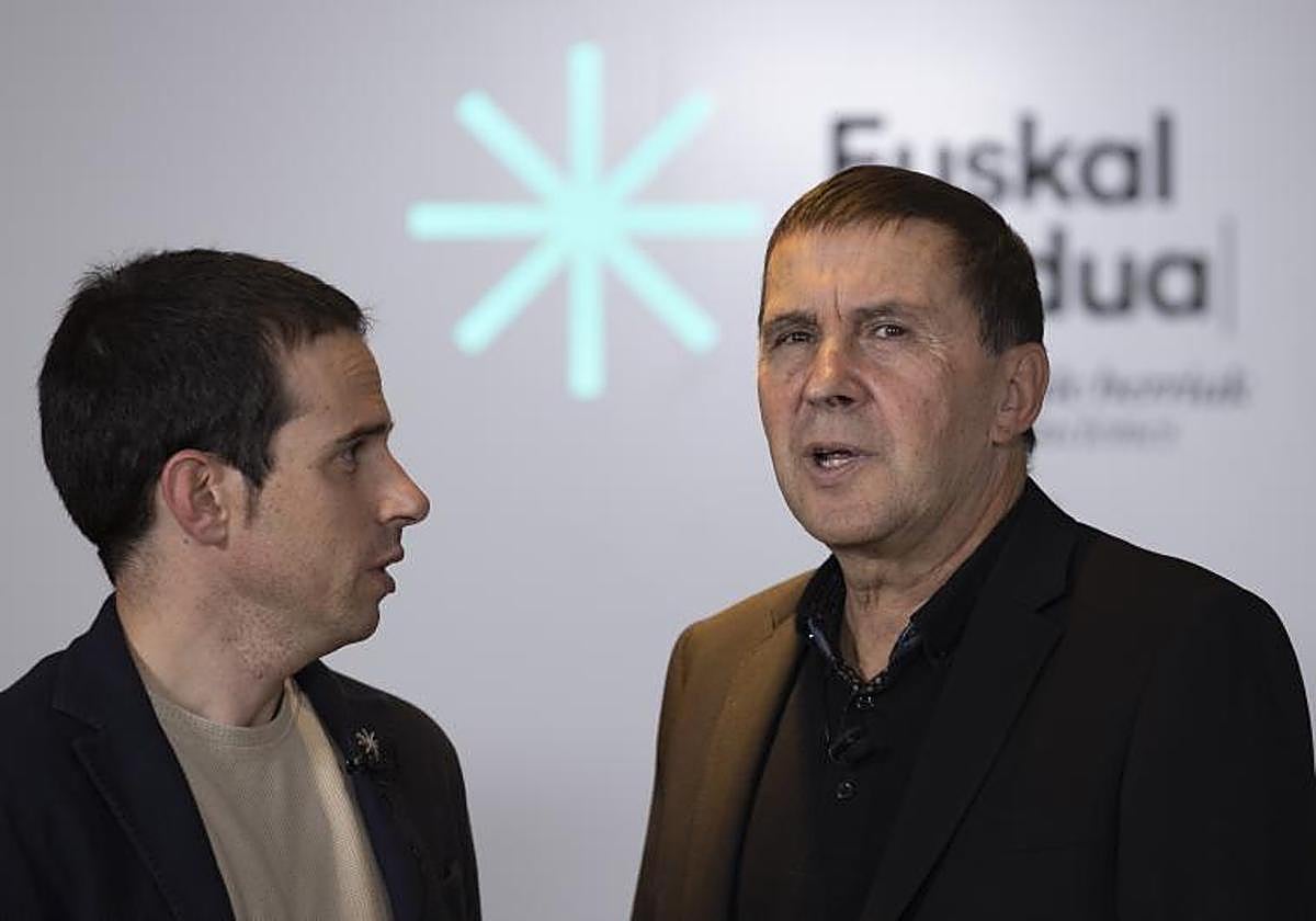 Pello Otxandiano junto a Arnaldo Otegi