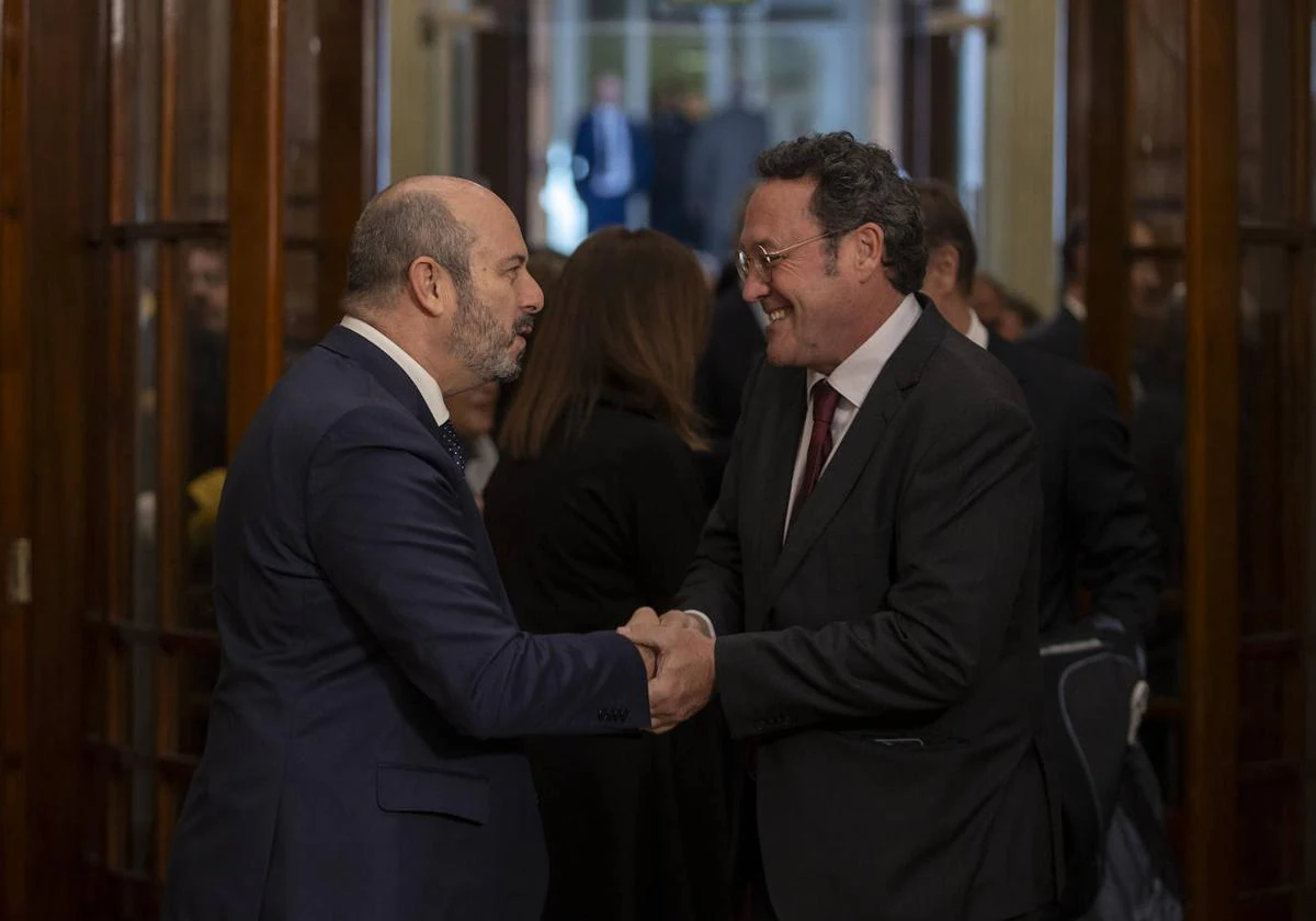 Pedro Rollán, presidente del Senado, saluda a Álvaro García Ortiz, fiscal general del Estado