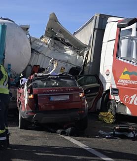 Imagen secundaria 2 - Estado en que quedaron varios de los vehículos implicados