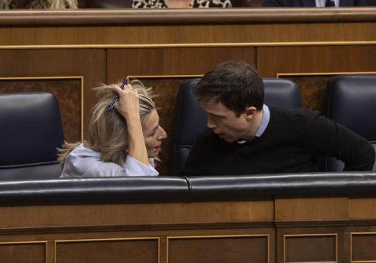 Yolanda Díaz e Íñigo Errejón dialogan en sus escaños del Congreso de los Diputados