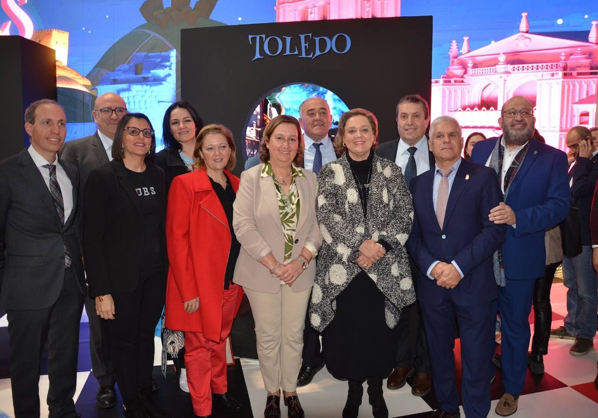 Conchi Cedillo, en Fitur, con los miembros de su equipo de Gobierno