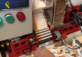 Dos detenidos en Alicante por fabricar 12.000 cigarrillos por hora en su casa y falsificar una conocida marca de tabaco