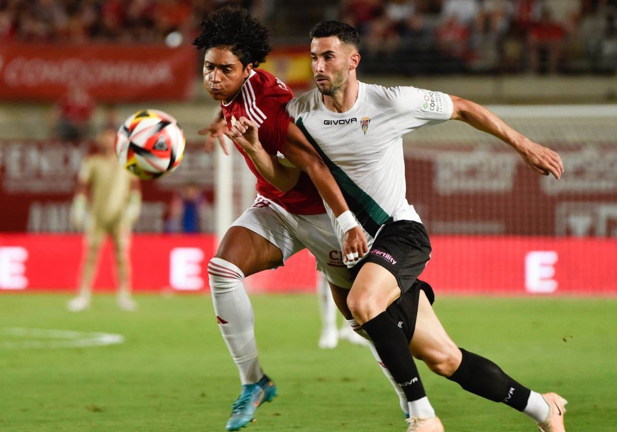 El blanquiverde Carlos Albarrán lucha por el balón ante un rival del Real Murcia