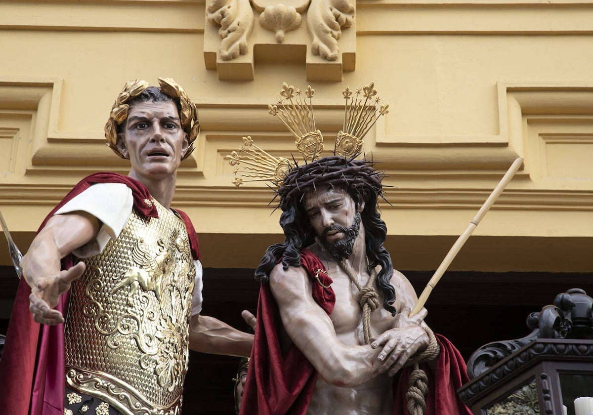 El Señor de los Afligidos, a su salida de la iglesia de San Vicente Ferrer