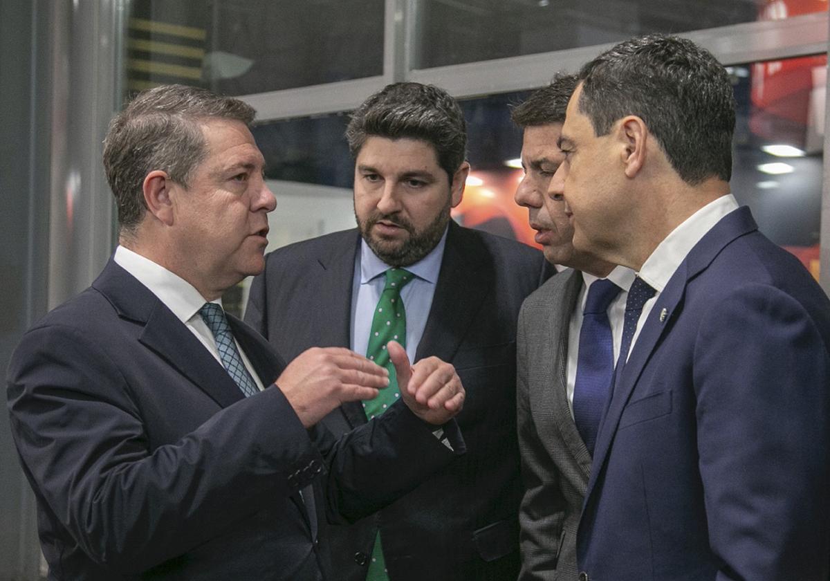 Emiliano García-Page, conversando este miércoles en Fitur con los presidentes autonómicos populares de Murcia, Valencia y Andalucía