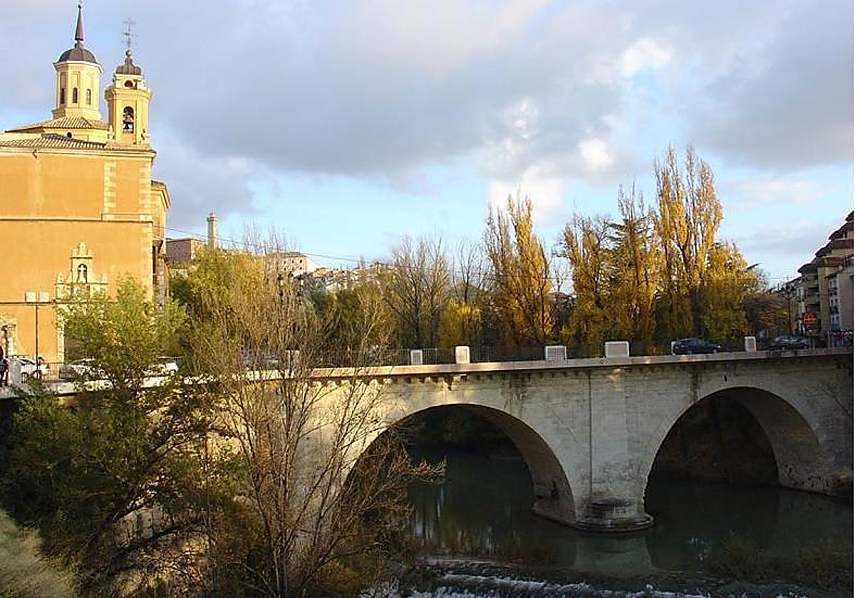 El puente de San Antón, que cruza el río Júcar, data del siglo XVI y vino a sustituir a otro más antiguo