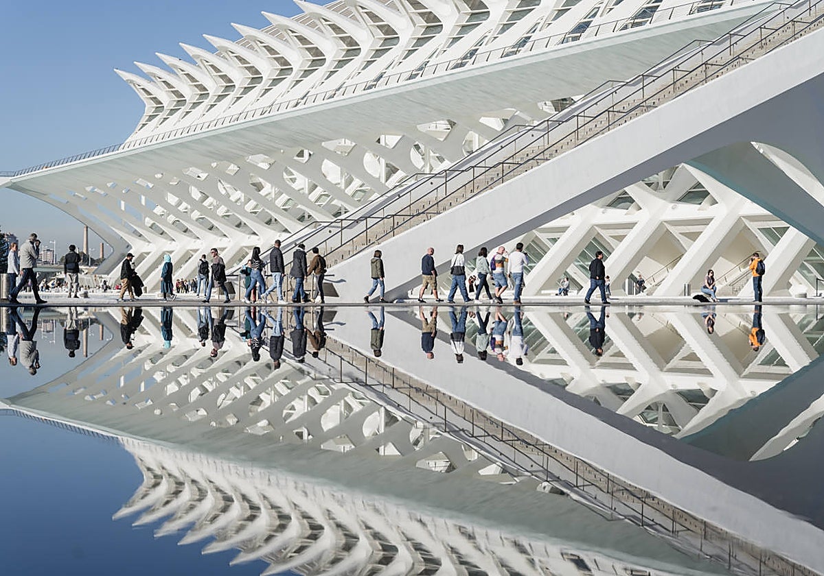 Imagen de visitantes en la Ciudad de las Artes y las Ciencias de Valencia