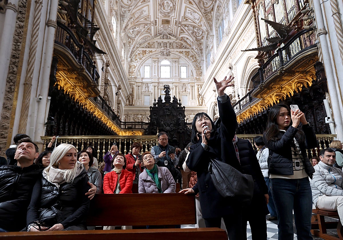 Turistas asiáticos en el crucero de la Catedral de Córdoba