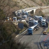 Retoman la marcha los seis camiones con palas eólicas que estaban bloqueados en Pedrafita