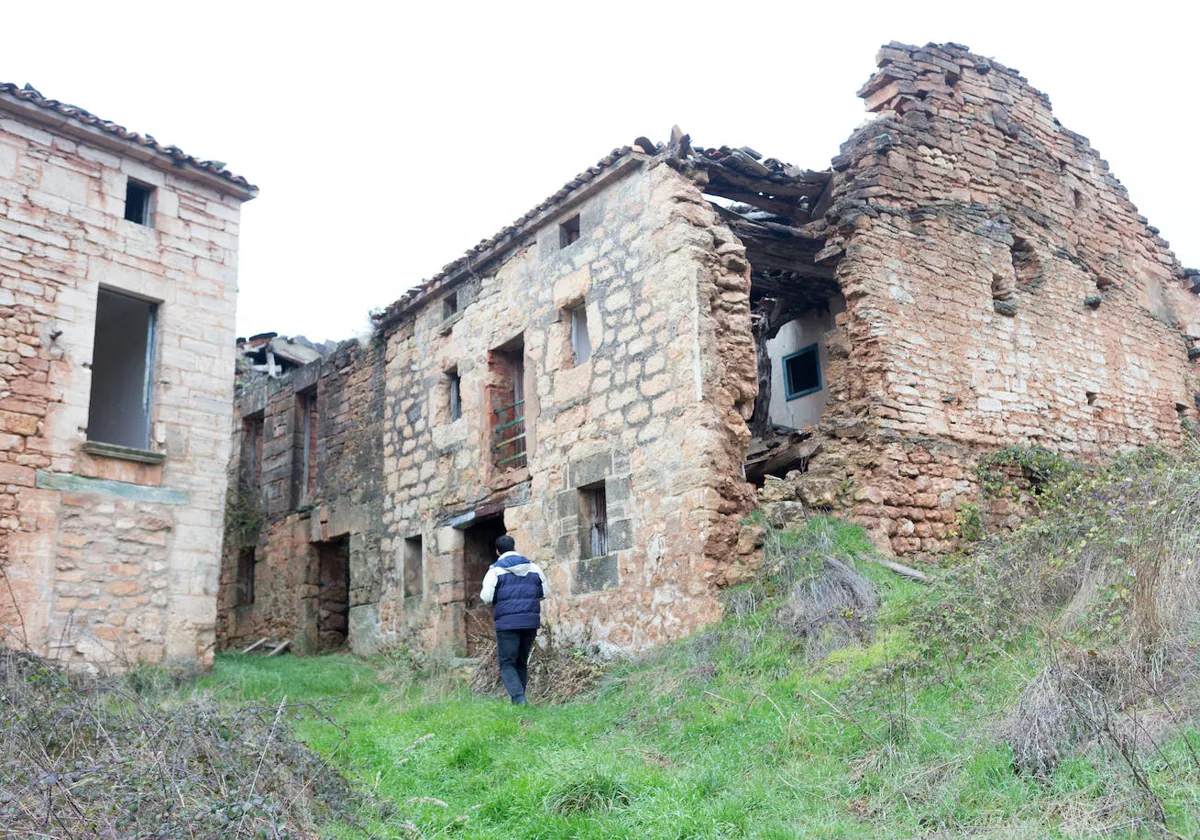 Una de las 62 casas del municipio burgalés de Bárcena, en evidente estado de abandono