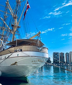 Imagen secundaria 2 - Maniobras de amarre, cubiertas de las fragatas Santa María y Numancia y el buque escuela danés 'Danmark', que comparte muelle con los barcos de la Armada 