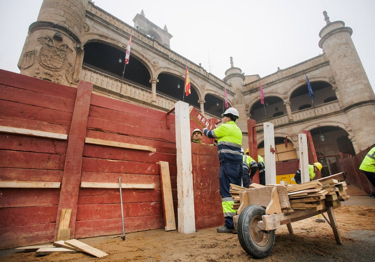 Operarios del Ayuntamiento de Ciudad Rodrigo comienzan a «disfrazar de Carnaval del Toro» la Plaza Mayor