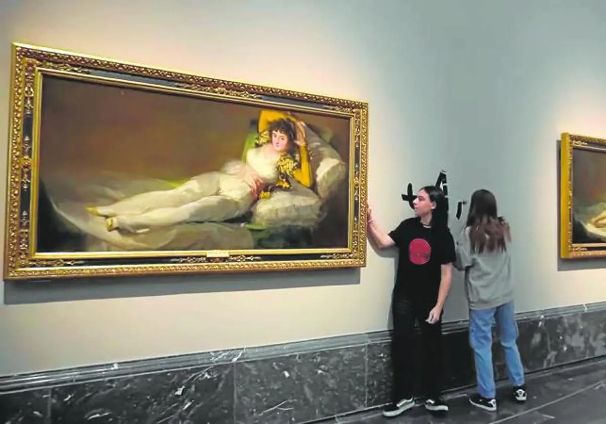 Dos activistas de Futuro Vegetal se pegan a los marcos de dos cuadros de Goya en el Museo del Prado