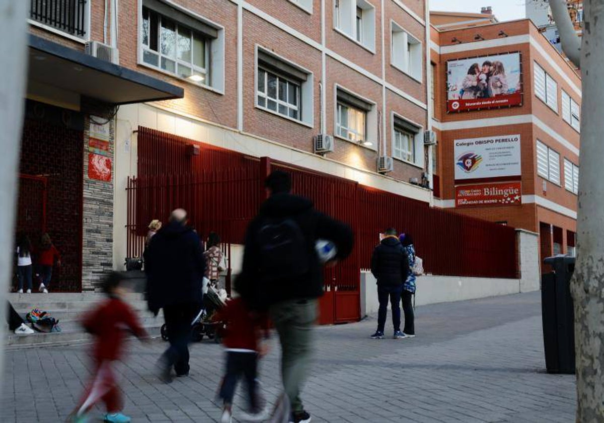 Salida de clase, ayer, en el colegio Obispo Perelló, en Ciudad Lineal