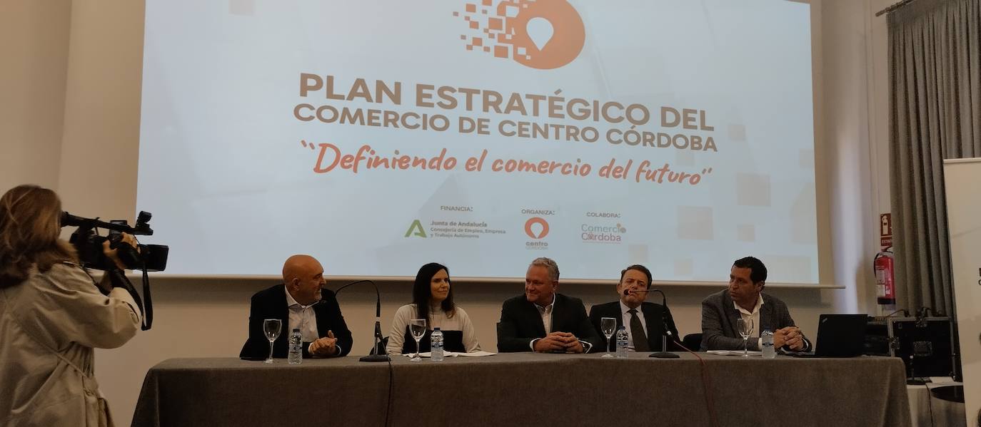 Presentación del Plan Estratégico del Comercio del Centro de Córdoba, en el Cículo de la Amistad