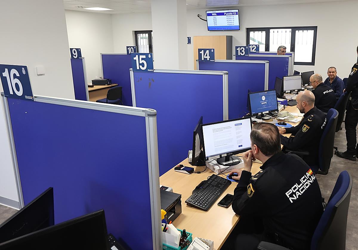 Policías en la nueva unidad de expedición de documentos de Córdoba