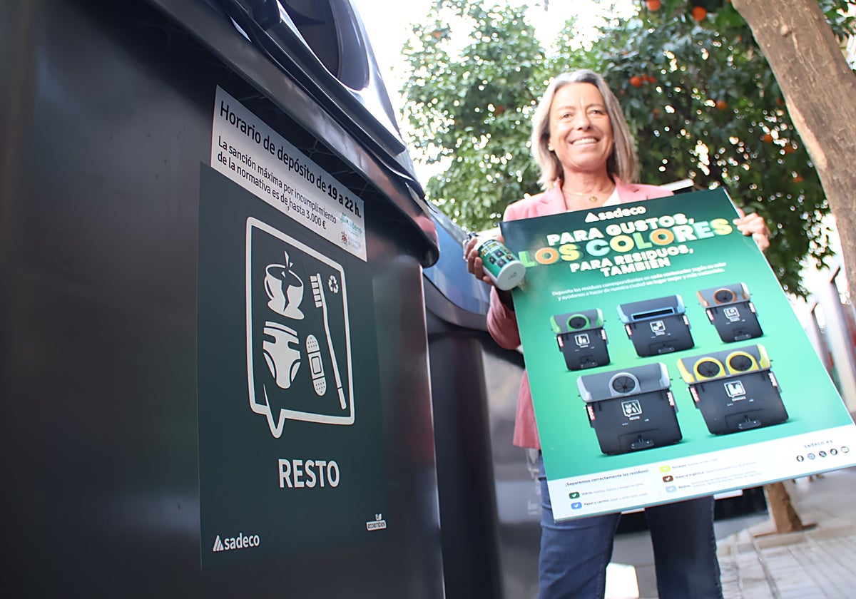 Isabel Albás con uno de los primeros contenedores