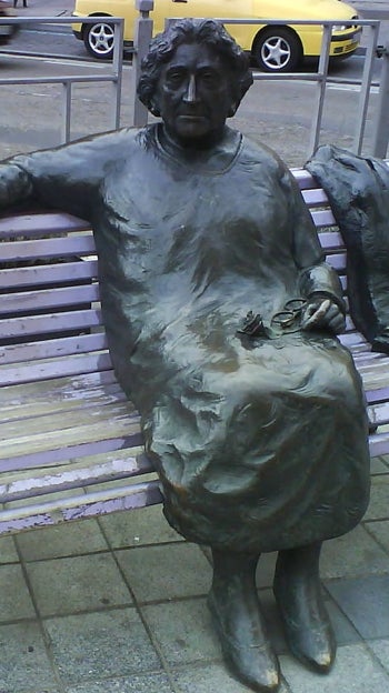 Estatua de Rosa Chacel en la Plaza de Poniente de Valladolid