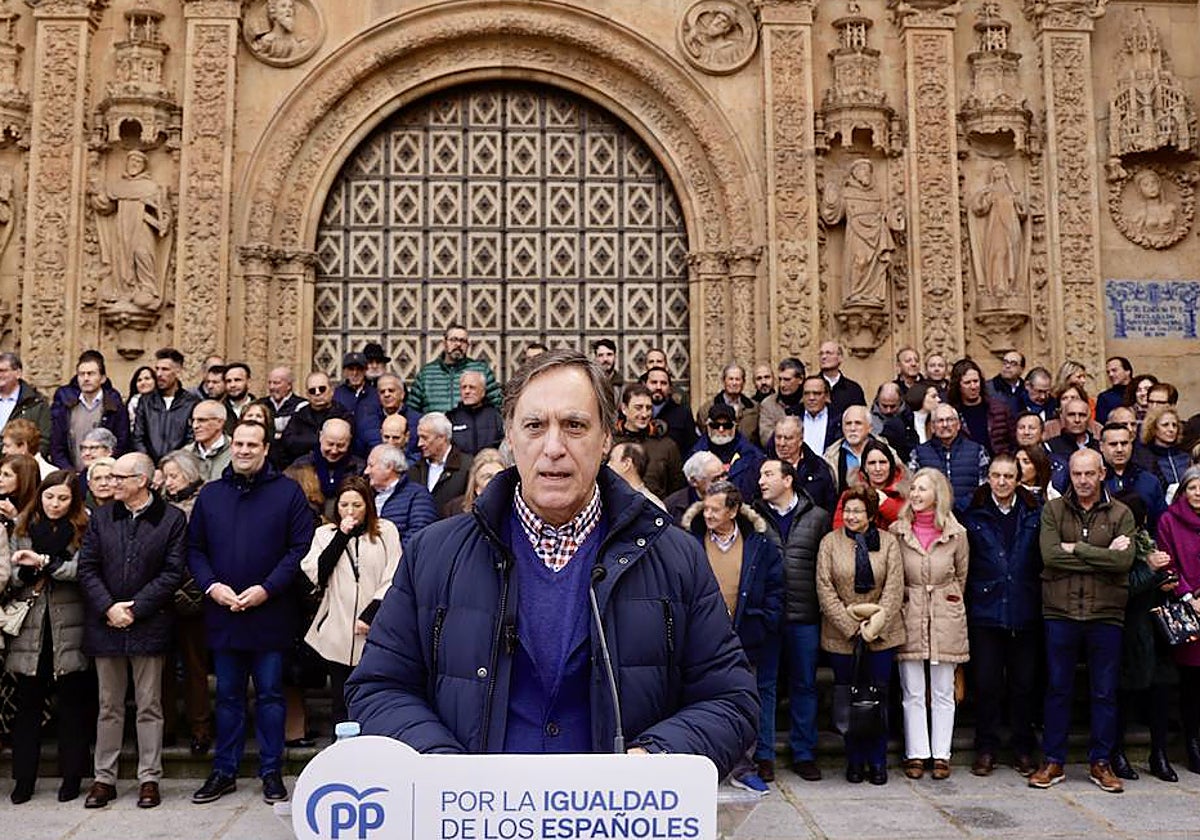 El alcalde de Salamanca y presidente provincial del PP, Carlos García Carbayo, encabeza el acto en plaza Concilio de Trento