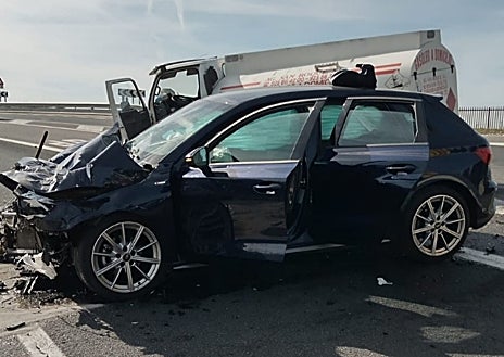 Imagen secundaria 1 - IEstado de los vehículos y los servicios de emergencia evacuando a los heridos