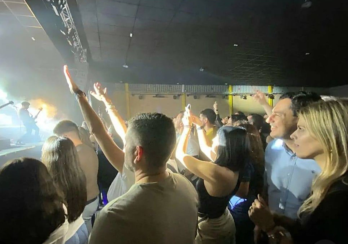 Juanma Moreno, junto a su esposa, en el concierto